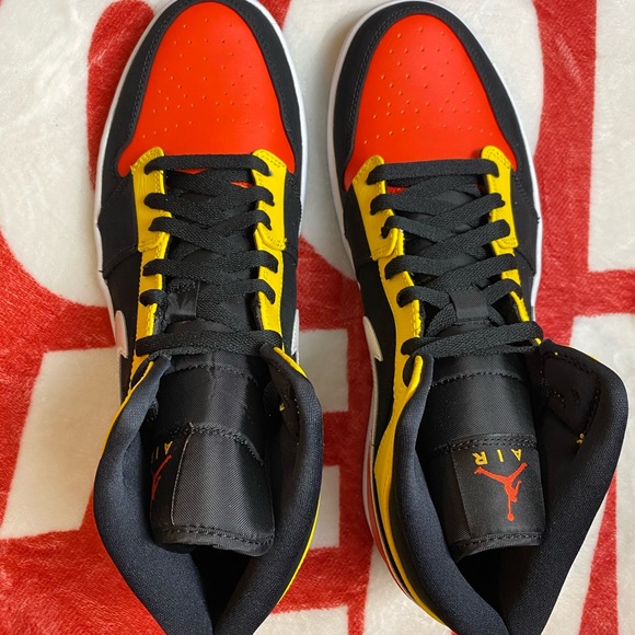 🆕 Air Jordan 1 Mid SE 'Amarillo' - Size: M 11/12 - Picture 6 of 10